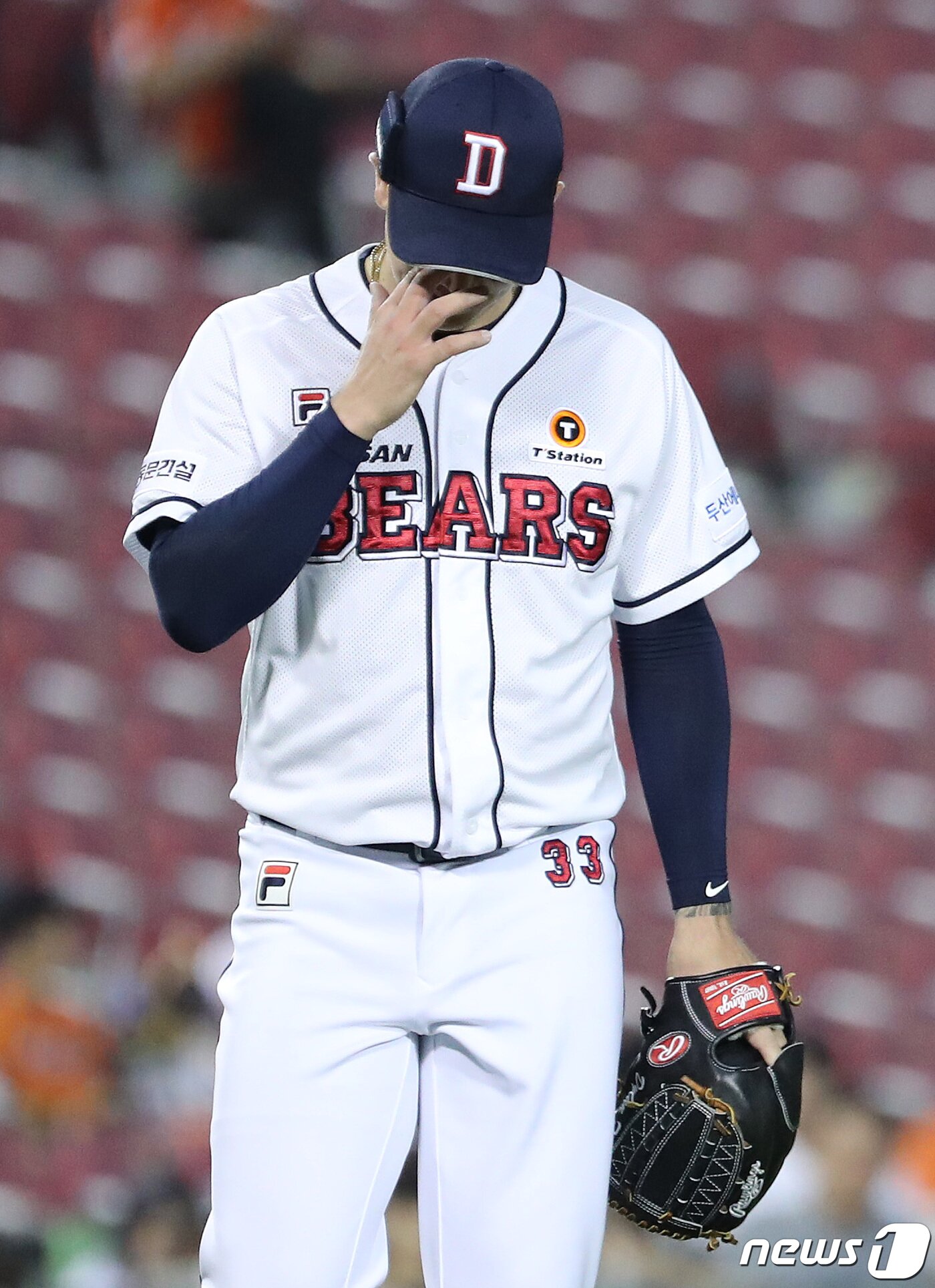 본문 이미지 - 4일 오후 서울 송파구 잠실야구장에서 열린 프로야구 '2023 신한은행 SOL KBO리그' 두산 베어스와 한화 이글스의 경기에서 두산 선발 딜런 파일이 이닝을 마친 후 덕아웃으로 향하고 있다. 2023.5.4/뉴스1 ⓒ News1 이재명 기자