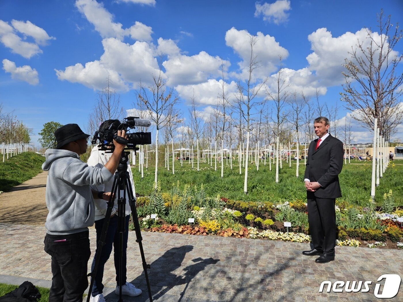 본문 이미지 - KBC광주방송 취재팀이 독일 만하임 연방정원박람회 개막식 현장을 찾아 박람회 조직위원장과 인터뷰를 진행하고 있다.(KBC광주방송 제공)2023.5.5/뉴스1