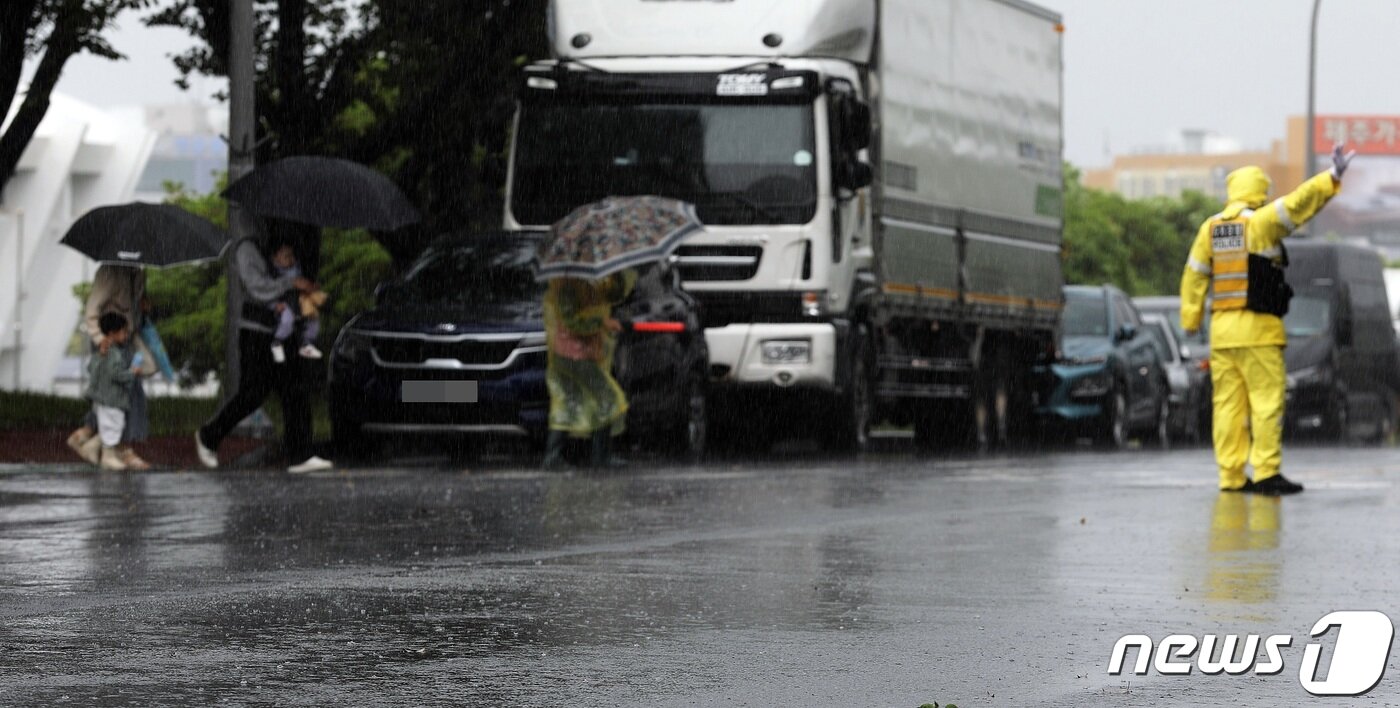 본문 이미지 - 제주도 전역에 강풍과 호우특보가 내려진 5일 오전 제주시 도심에 많은 비가 내리고 있다.2023.5.5/뉴스1 ⓒ News1 고동명 기자