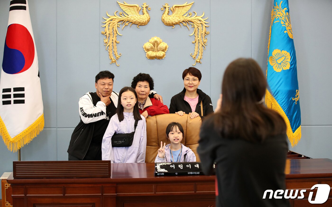 본문 이미지 - 5일 어린이날을 맞아 개방된 청와대 여민 1관 3층 대통령 집무실에서 한 가족이 기념촬영을 하고 있다. 2023.5.5/뉴스1 ⓒ News1 박지혜 기자