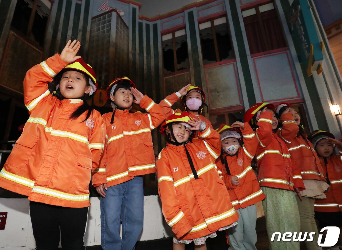 본문 이미지 - 어린이날인 5일 부산 해운대구 신세계 센텀시티 내 '키자니아'를 찾은 어린이들이 다양한 직업체험을 하고 있다. 2023.5.5/뉴스1 ⓒ News1 윤일지 기자