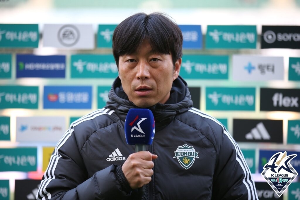 본문 이미지 -  김두현 전북 감독대행(한국프로축구연맹 제공) 