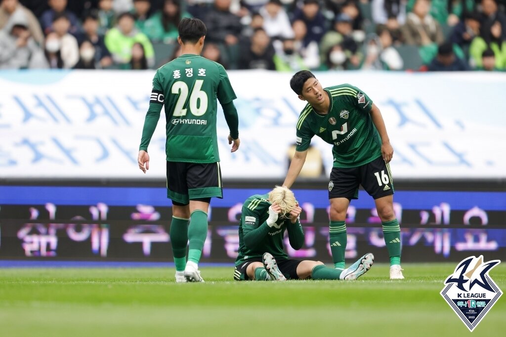 본문 이미지 - 전북 현대의 홍정호(왼쪽)(한국프로축구연맹 제공) 
