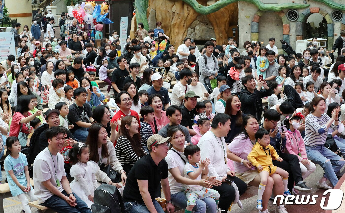 본문 이미지 - 어린이날인 5일 서울 송파구 롯데월드 어드벤처를 찾은 시민들이 공연을 보며 즐거운 시간을 보내고 있다. 2023.5.5/뉴스1 ⓒ News1 박세연 기자