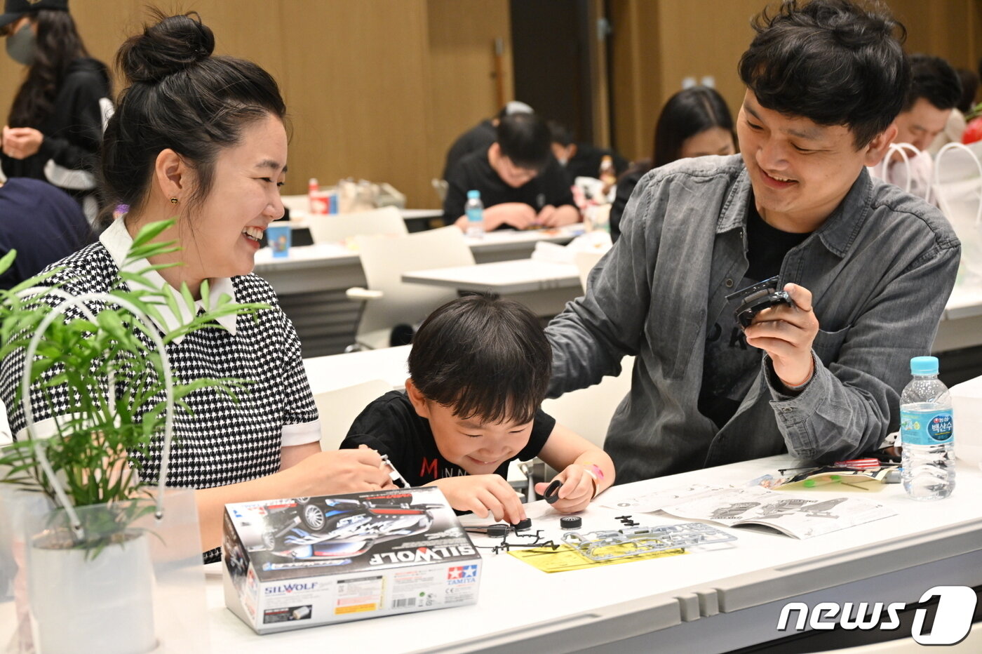 본문 이미지 - 삼성전자가 어린이날을 맞아 임직원과 협력회사 가족에게 서울R&D캠퍼스를 개방한 5일 초청 행사 '패밀리 봄봄봄'을 찾은 가족이 미니카 조립을 하며 즐거운 시간을 보내고 있다. (삼성전자 제공) 2023.5.5/뉴스1