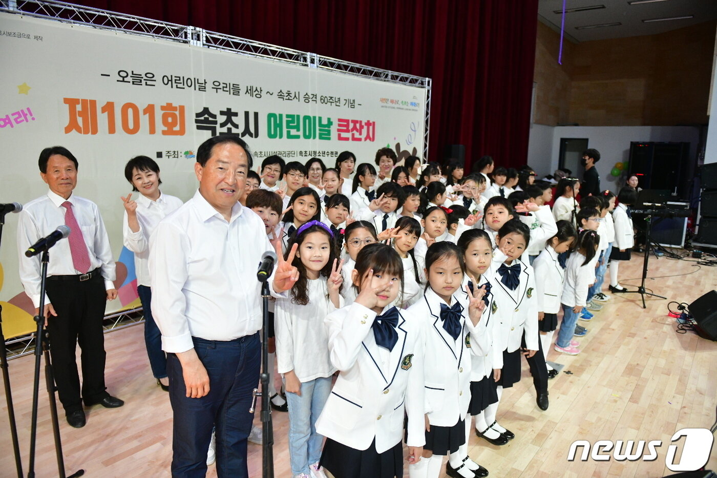 본문 이미지 - 어린이날인 5일 강원 속초 실내체육관에서 열린 어린이 행사장에서 어린이들이 즐거운 시간을 보내고 있다.(속초시 제공) 2023.5.5/뉴스1