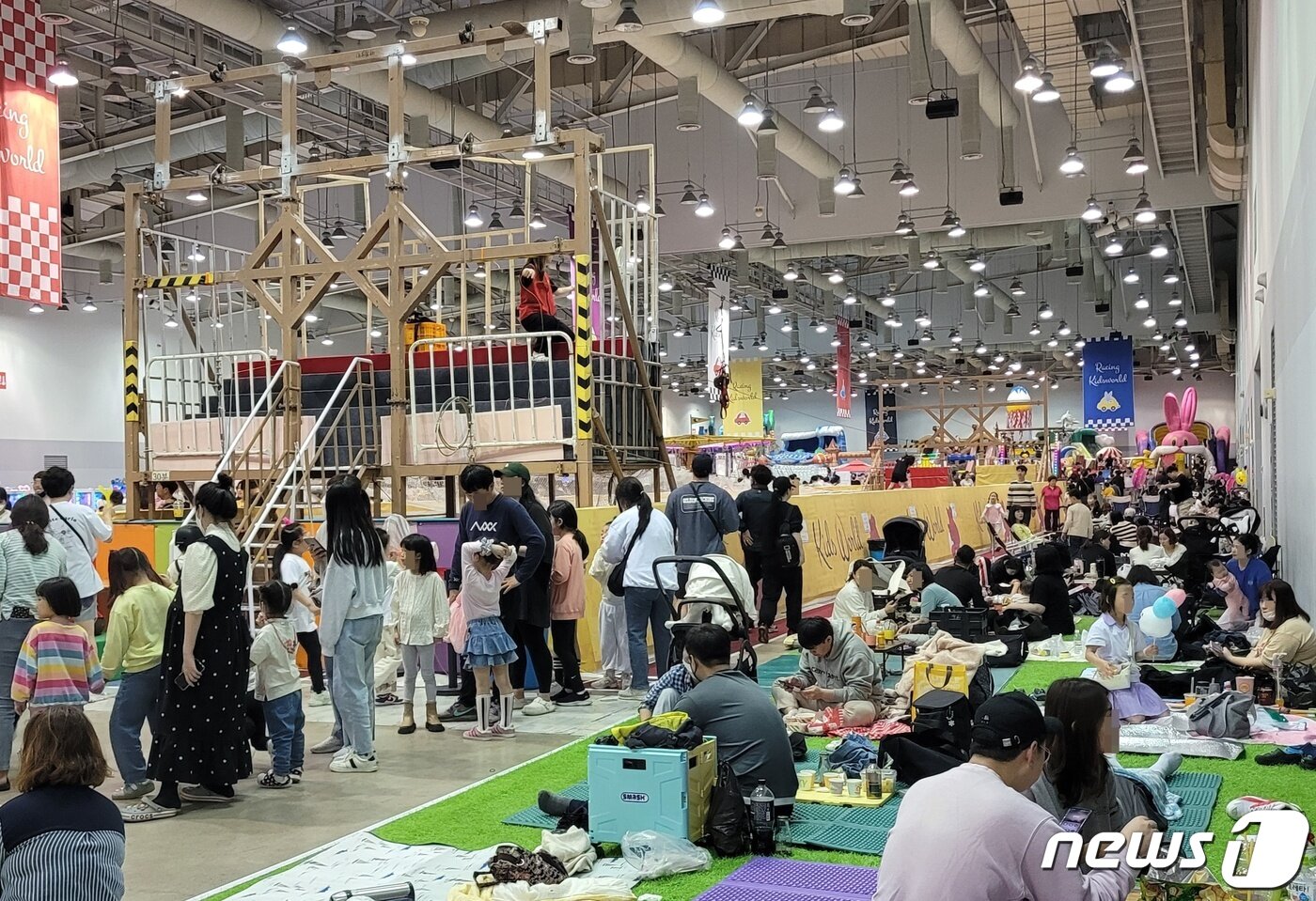 본문 이미지 - 상상체험 키즈랜드를 찾은 어린이들이 놀이기구를 타기 위해 줄 서있다.2023.5.5/뉴스1 ⓒ News1 조아서 기자