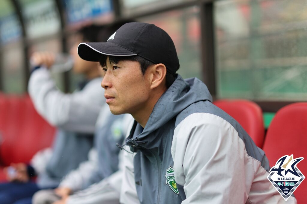본문 이미지 - 5일 오후 서울 마포구 서울월드컵경기장에서 열린 프로축구 K리그1 FC서울과 전북 현대모터스의 경기에서 김두현 전북 감독대행이 경기를 지켜보고 있다. &#40;한국프로축구연맹 제공&#41; 2023.5.5/뉴스1 ⓒ News1 민경석 기자