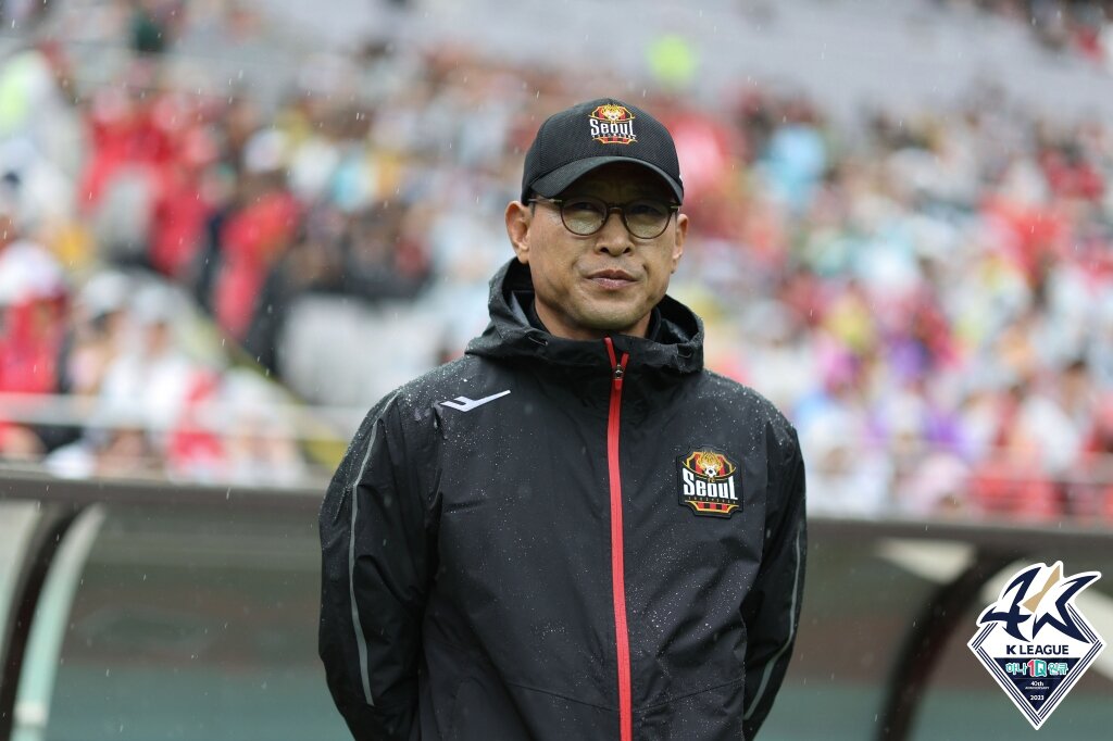 본문 이미지 - 5일 오후 서울 마포구 서울월드컵경기장에서 열린 프로축구 K리그1 FC서울과 전북 현대모터스의 경기에서 안익수 FC서울 감독이 경기를 지켜보고 있다. (한국프로축구연맹 제공) 2023.5.5/뉴스1 ⓒ News1 민경석 기자