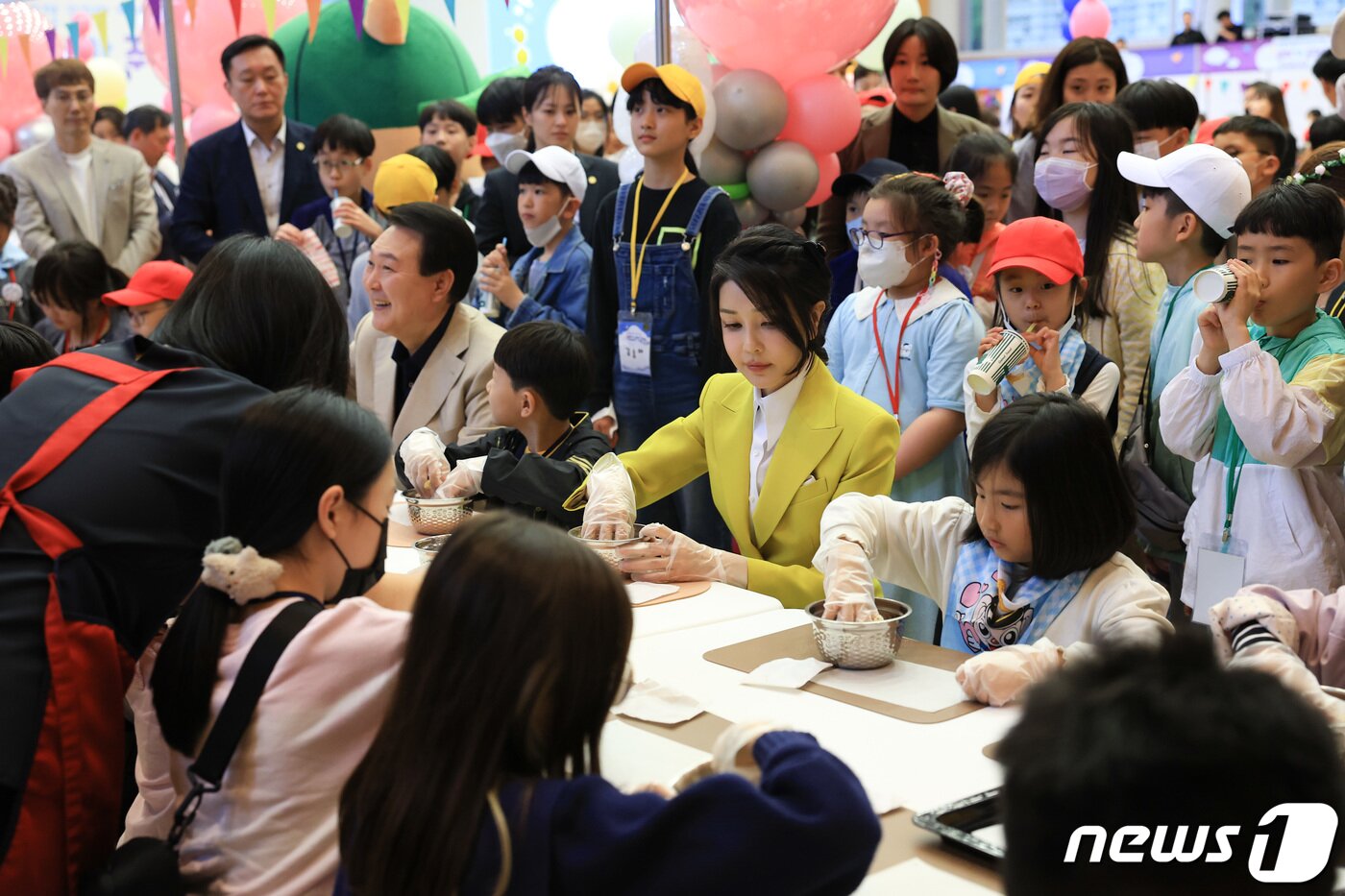 본문 이미지 - 윤석열 대통령과 김건희 여사가 지난해 5월 5일 청와대 연무관에서 열린 전국 어린이가족 320여명 초청행사에 참석해 쿠키를 만들고 있다. 올해 어린이날 행사에는 윤 대통령만 참석했다. (대통령실 제공) 2023.5.5/뉴스1 ⓒ News1 안은나 기자