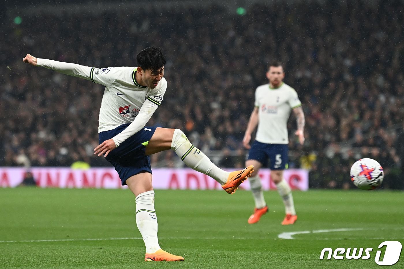 본문 이미지 - 토트넘 홋스퍼의 손흥민(왼쪽) ⓒ AFP=뉴스1