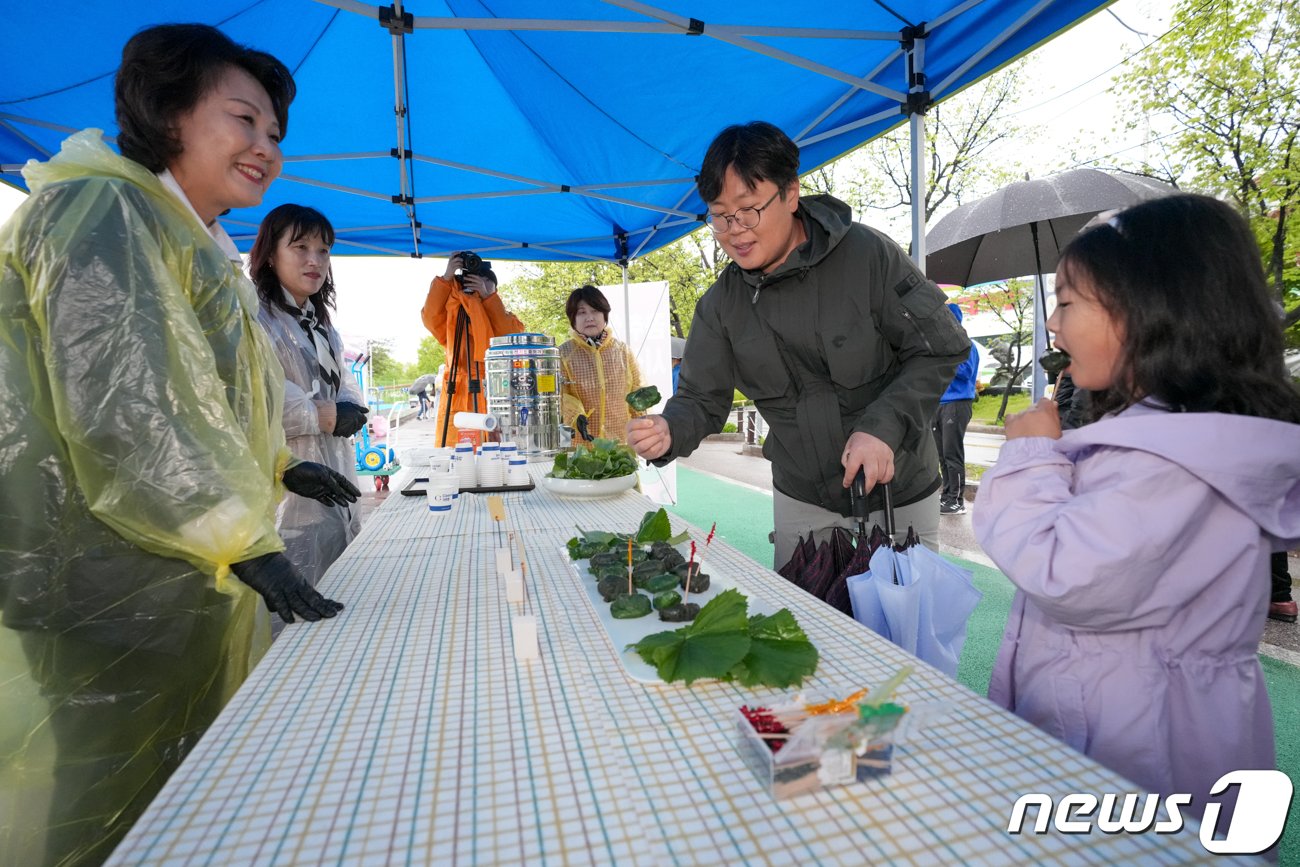 연휴 이틀째인 6일 강원 양구군 서천 레포츠공원 일원에서 열리는 곰취 축제장에 한 관광객이 곰취를 맛보고 있다.&#40;양구군 제공&#41;