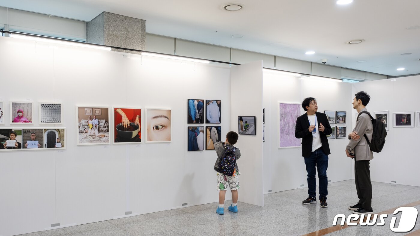 본문 이미지 - 국회에서 지난달 10일부터 보름간 열린 '해외입양 예술가 작품전시회'에서 박찬호 작가가 작품을 설명하고 있다. ⓒ 뉴스1