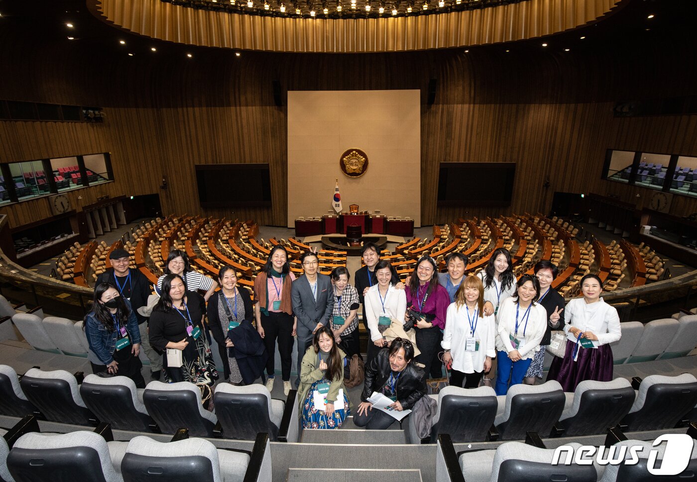 지난달 21일 국회 제2소회의실에서 &#39;해외입양 70년, 해외입양을 다시 생각한다&#39;를 주제로 진행된 포럼에서 박찬호 작가가 입양인들과 함께 있는 모습.ⓒ 뉴스1