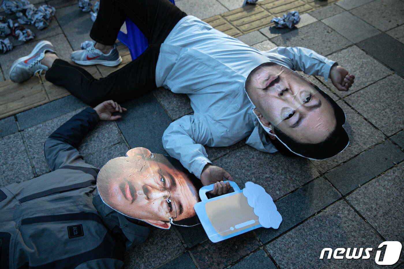 본문 이미지 - 한일역사정의평화행동 구성원들이 6일 오후 서울 세종대로 파이낸스 빌딩 앞에서 기시다 일본 총리의 방한을 앞두고 강제동원, 일본군성노예제 역사왜곡, 후쿠시마 오염수 해양투기, 한미일 군사훈련 등을 규탄하고 있다. 2023.5.6/뉴스1 ⓒ News1 이승배 기자