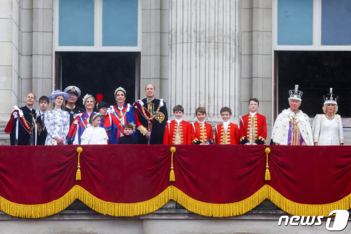 본문 이미지 - 찰스 3세 영국 국왕과 카밀라 왕비 등 왕실 가족들이 6일(현지시간) 런던 웨스트민스터 사원에서 대관식을 마치고 버킹엄 궁으로 돌아와 발코니에 서 있다. ⓒ 로이터=뉴스1 ⓒ News1 우동명 기자