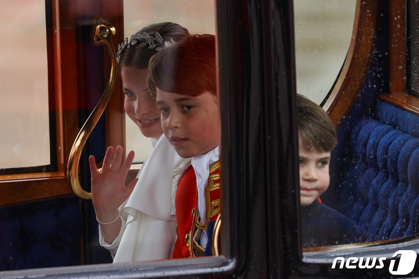 (런던 로이터=뉴스1) 우동명 기자 = 샬럿 영국 공주와 조지 왕자, 루이 왕자가 6일(현지시간) 런던 웨스트민스터 사원에서 찰스 3세 국왕의 대관식을 마치고 버킹엄 궁으로 가고 …