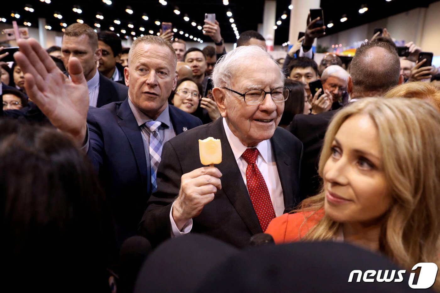 본문 이미지 - 4일&#40;현지시간&#41; 오마하에서 열리고 있는 연례주총 현장에 들어서고 있는 워런 버핏, 손에 아스스크림을 들고 있다. ⓒ 로이터=뉴스1 ⓒ News1 박형기 기자