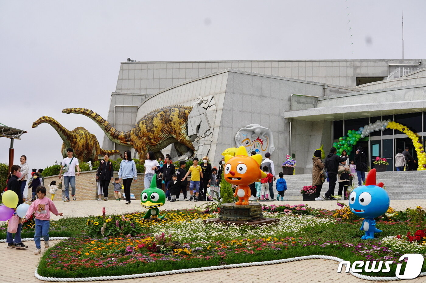 본문 이미지 - 해남 어린이 공룡대축제가 5일부터 7일까지 개최되는 가운데 황산면 공룡박물관에는 아침일찍부터 가족단위 관람객들과 관광객들의 발길이 길게 이어지고 있다. (해남군 제공)2023.5.7/뉴스1 ⓒ News1 김태성 기자