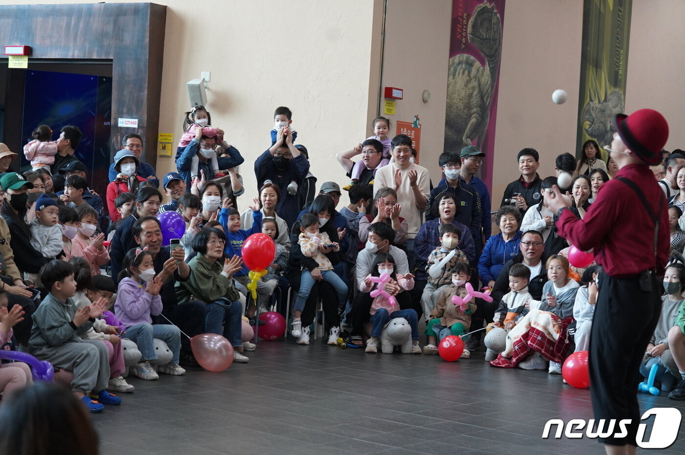 본문 이미지 - 해남 어린이 공룡대축제가 5일부터 7일까지 개최되는 가운데 황산면 공룡박물관에는 실내에서 펼쳐진 마술공연 (해남군 제공)2023.5.7/뉴스1 ⓒ News1 김태성 기자