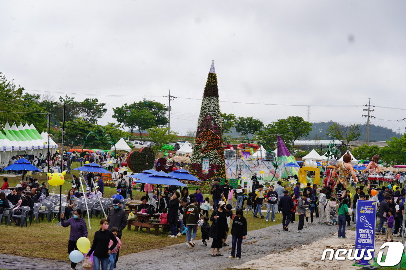 본문 이미지 - 해남 어린이 공룡대축제가 5일부터 7일까지 개최되는 가운데 황산면 공룡박물관에는 아침일찍부터 가족단위 관람객들과 관광객들의 발길이 길게 이어지고 있다. (해남군 제공)2023.5.7/뉴스1 ⓒ News1 김태성 기자