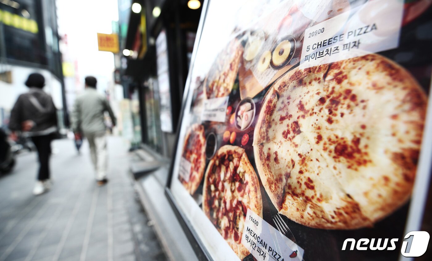 본문 이미지 - 7일 오전 서울 중구 명동거리 음식점 앞에 메뉴 안내판이 놓여 있다. 2023.5.7/뉴스1 ⓒ News1 김민지 기자