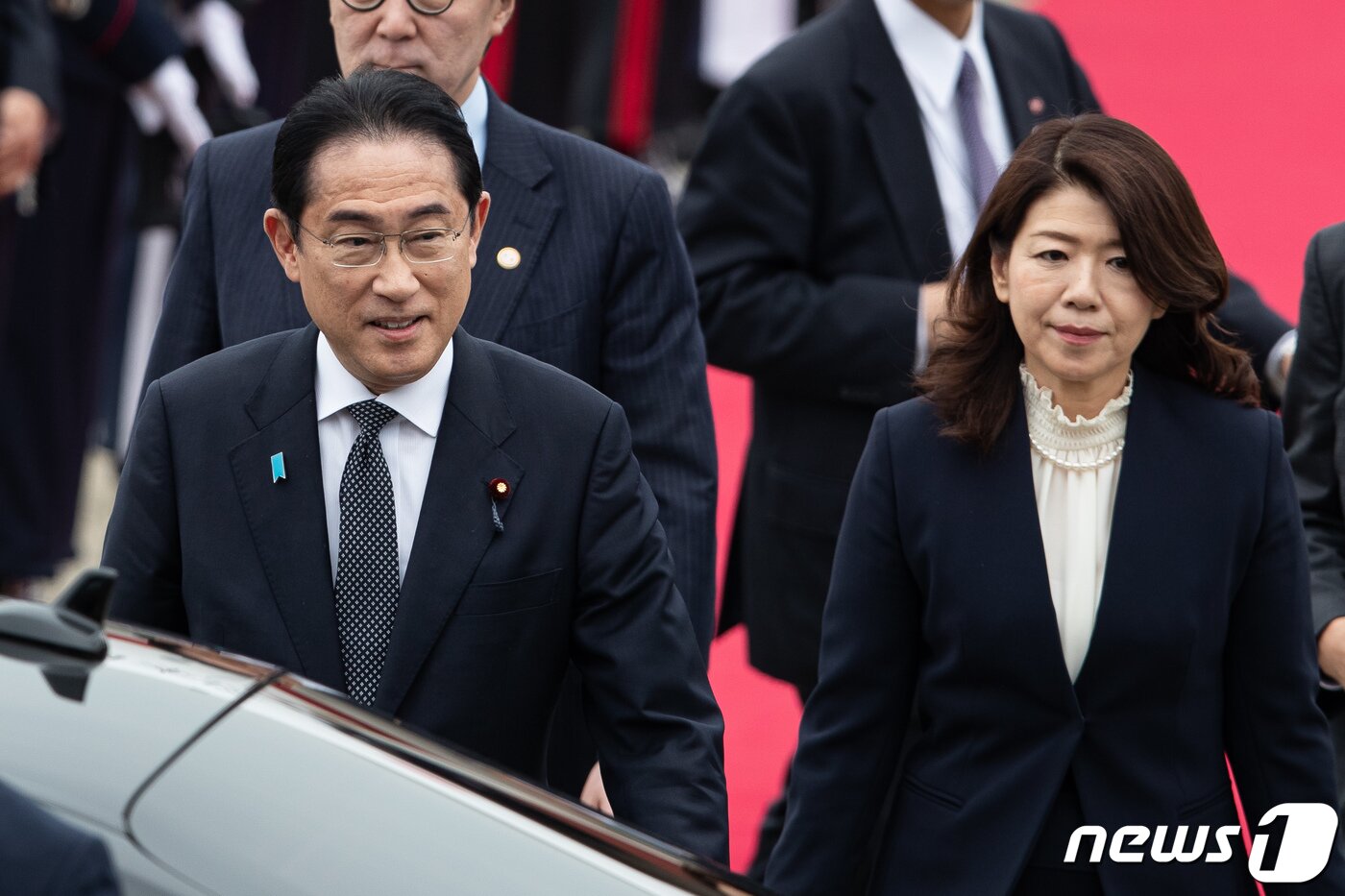본문 이미지 - 기시다 후미오(岸田文雄) 일본 총리 내외가 7일 경기 성남시 서울공항에 도착해 이동하고 있다. 2023.5.7/뉴스1 ⓒ News1 유승관 기자