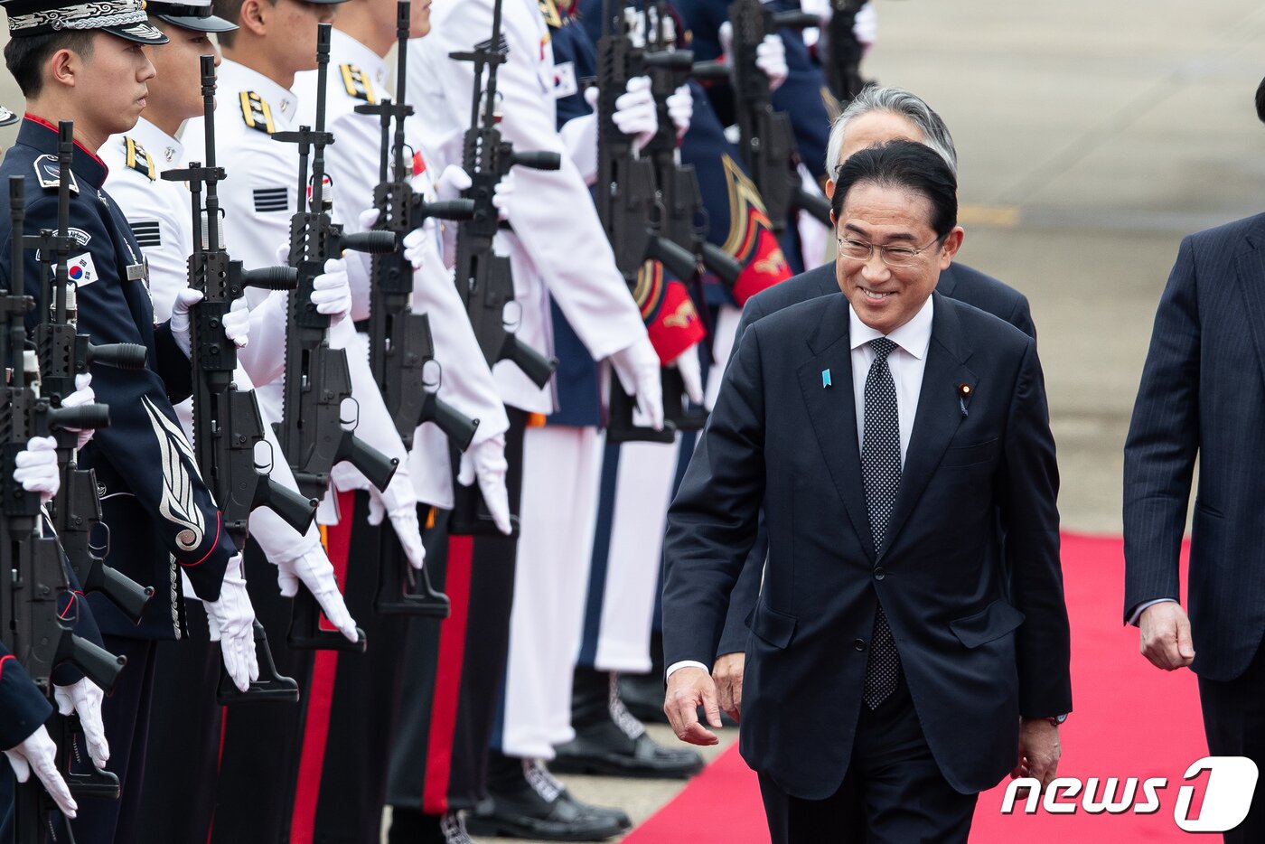 본문 이미지 - 기시다 후미오(岸田文雄) 일본 총리가 7일 경기 성남시 서울공항에 도착해 이동하고 있다. 2023.5.7/뉴스1 ⓒ News1 유승관 기자