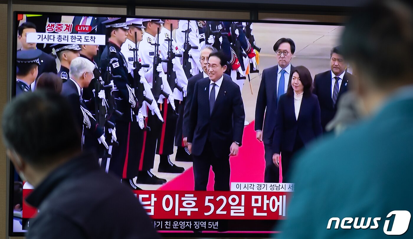 본문 이미지 - 7일 오전 서울 용산구 서울역에서 시민들이 기시다 후미오 일본 총리가 서울공항에 도착하는 모습을 TV를 통해 시청하고 있다. 2023.5.7/뉴스1 ⓒ News1 이재명 기자