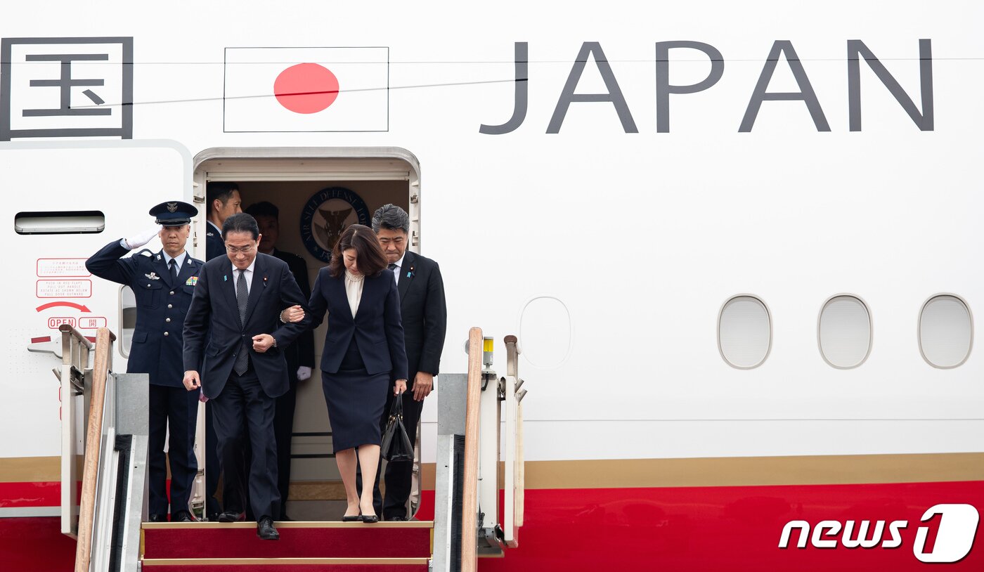 본문 이미지 - 기시다 후미오(岸田文雄) 일본 총리 내외가 7일 경기 성남시 서울공항에 도착해 트랩을 내려오고 있다. 2023.5.7/뉴스1 ⓒ News1 유승관 기자