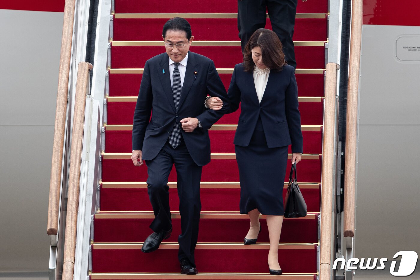 본문 이미지 - 기시다 후미오(岸田文雄) 일본 총리 내외가 7일 경기 성남시 서울공항에 도착해 트랩을 내려오고 있다.. 2023.5.7/뉴스1 ⓒ News1 유승관 기자