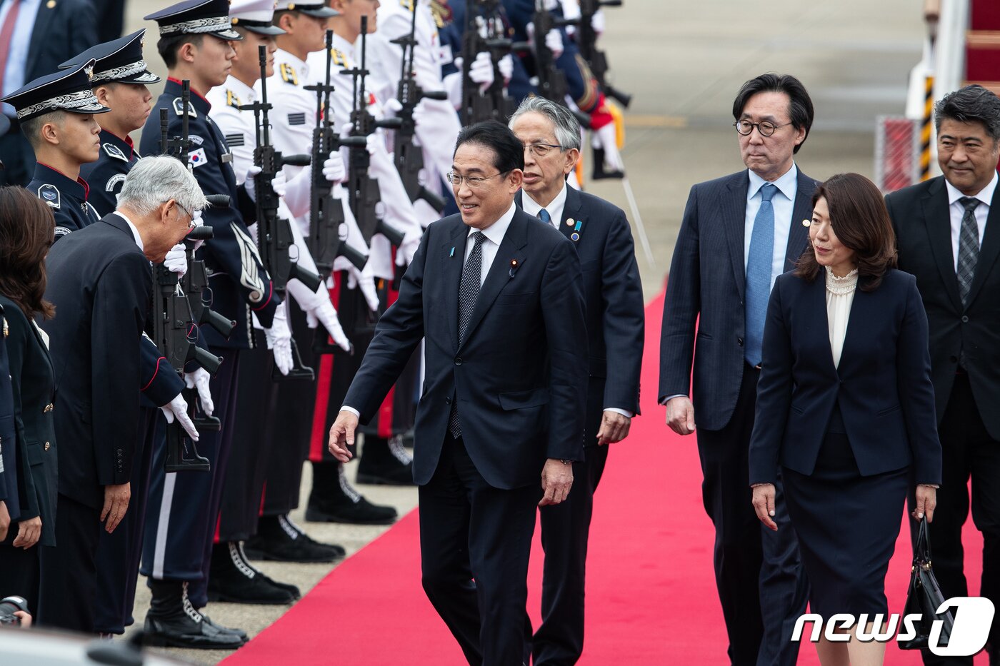 본문 이미지 - 기시다 후미오(岸田文雄) 일본 총리 내외가 7일 경기 성남시 서울공항에 도착해 환영인사들과 인사를 나누고 있다. 2023.5.7/뉴스1 ⓒ News1 유승관 기자