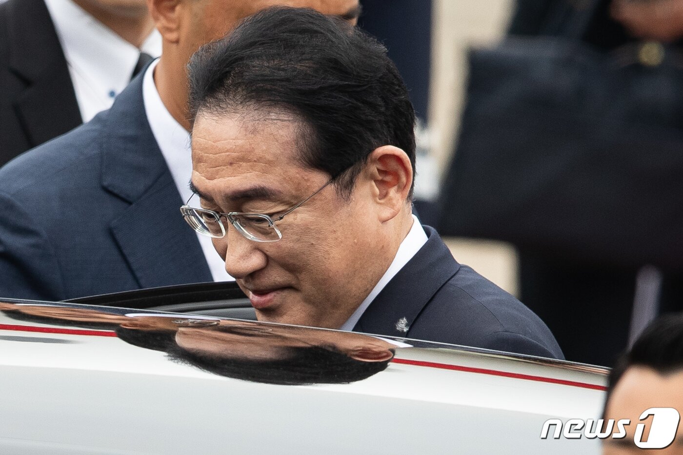 본문 이미지 - 기시다 후미오(岸田文雄) 일본 총리가 7일 경기 성남시 서울공항에 도착해 차량에 탑승하고 있다. 2023.5.7/뉴스1 ⓒ News1 유승관 기자