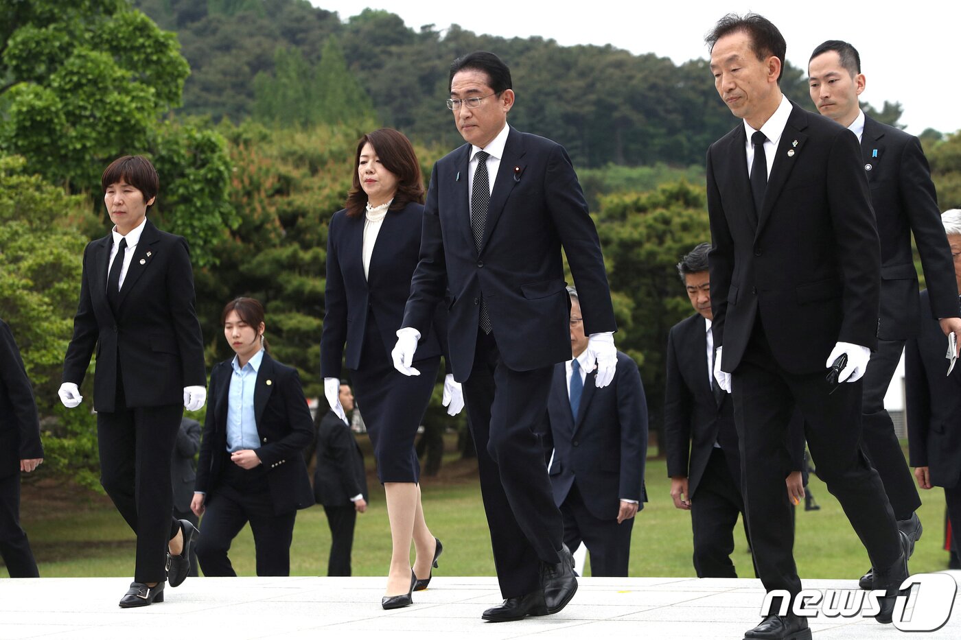 본문 이미지 - 7일 한일 정상회담을 위해 한국에 도착한 기시다 후미오 일본 총리가 부인 기시다 유코 여사와 함께 서울 동작구 국립현충원을 찾아 참배하고 있다. 2023.05.07. ⓒ 로이터=뉴스1 ⓒ News1 김성식 기자