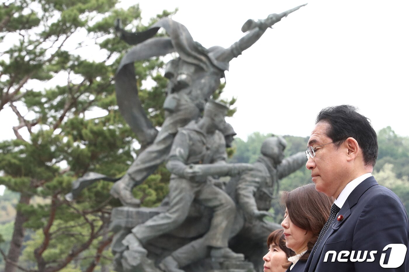 본문 이미지 - 기시다 후미오 일본 총리가 유코 여사와 함께 7일 한국 방문 첫 일정으로 서울 동작동 국립현충원을 방문해 참배하고 있다. ⓒ 로이터=뉴스1 ⓒ News1 신기림 기자