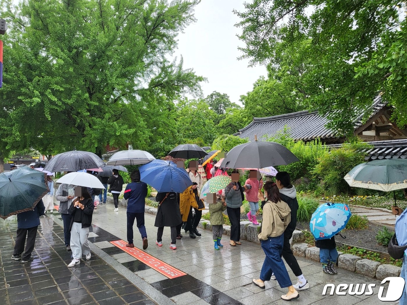 연휴 마지막 날인 7일 비 내리는 전북 전주한옥마을에서 관광객들이 봄 정취를 만끽하고 있다.2023.5.7/뉴스1 ⓒ News1 강교현 기자