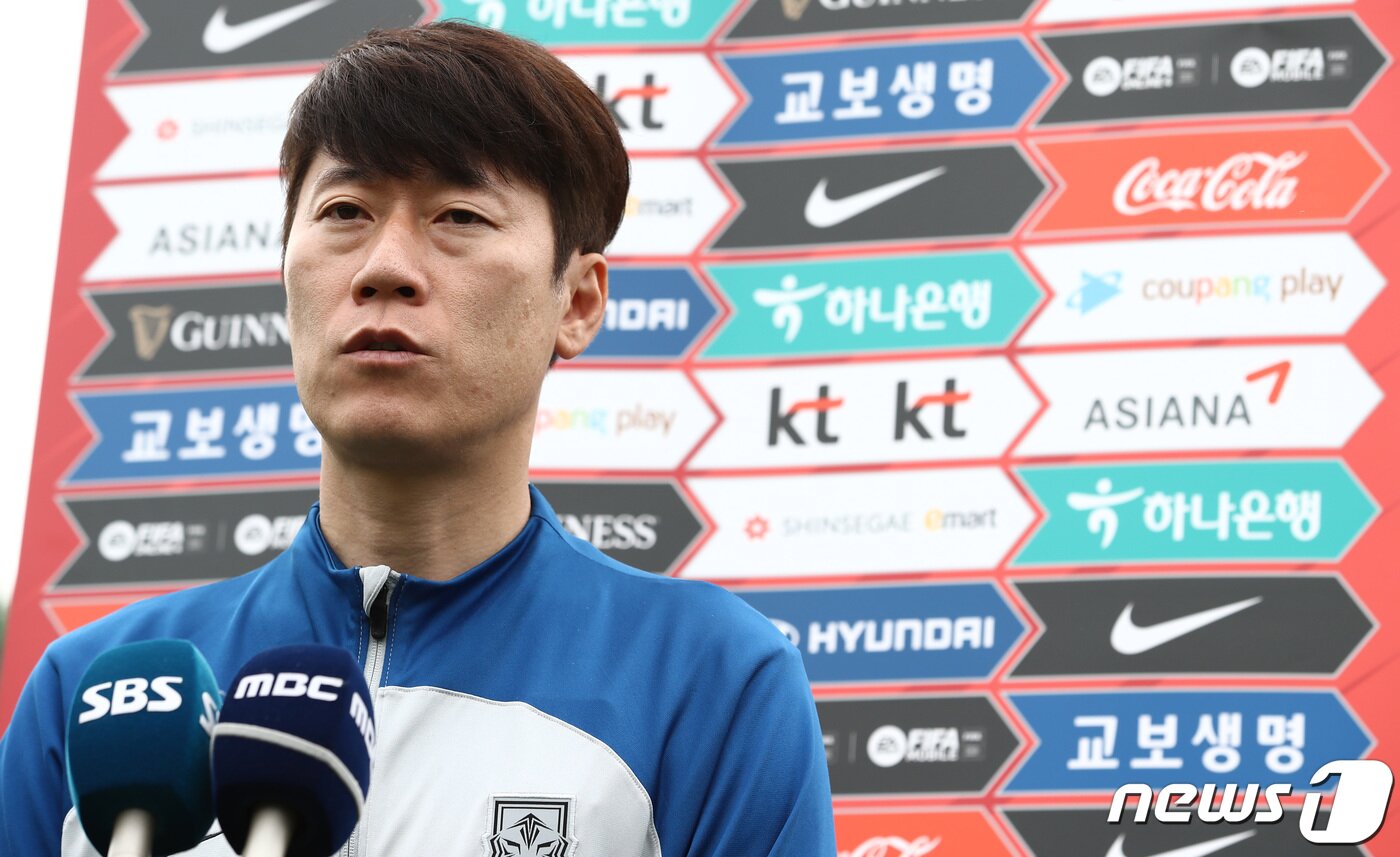 본문 이미지 - 김은중 감독이 7일 오후 경기도 파주 축구국가대표트레이닝센터(NFC)에서 열린 20세 이하(U-20) 남자 축구대표팀 미디어데이에서 각오를 밝히고 있다. 2023 국제축구연맹(FIFA) U-20 월드컵에 출전하는 대표팀은 오는 23일 프랑스전을 시작으로 26일 온두라스, 29일 감비아와 조별리그를 치른다. 2023.5.7/뉴스1 ⓒ News1 김민지 기자