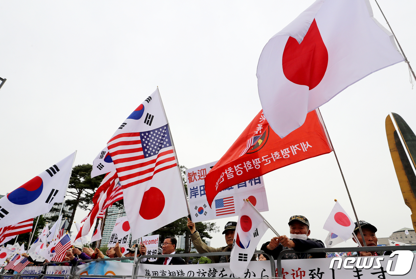 (서울=뉴스1) 장수영 기자 = 한미일동맹강화국민운동본부 등 보수단체 회원들이 7일 오후 서울 용산구 대통령실 앞에서 일장기를 들고 기시다 후미오 일본 총리 방문을 환영하는 집회를 …
