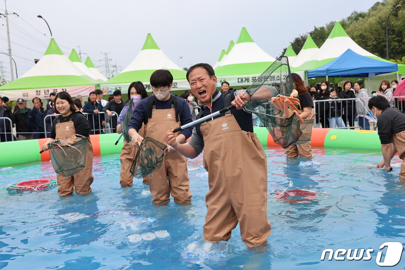 본문 이미지 - 7일 열린 '2023 제1회 동해항 크랩킹 페스타'를 찾은 가족 단위 관광객들이 맨손잡기 체험 등 즐거운 시간을 보내고 있다.(동해시 제공) 2023.5.7/뉴스1