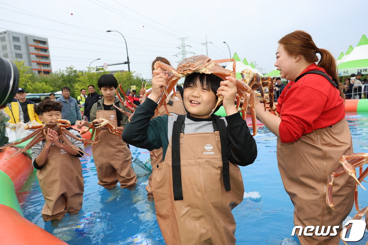 7일 열린 &#39;2023 제1회 동해항 크랩킹 페스타&#39;를 찾은 가족 단위 관광객들이 맨손잡기 체험 등 즐거운 시간을 보내고 있다.&#40;동해시 제공&#41; 2023.5.7/뉴스1