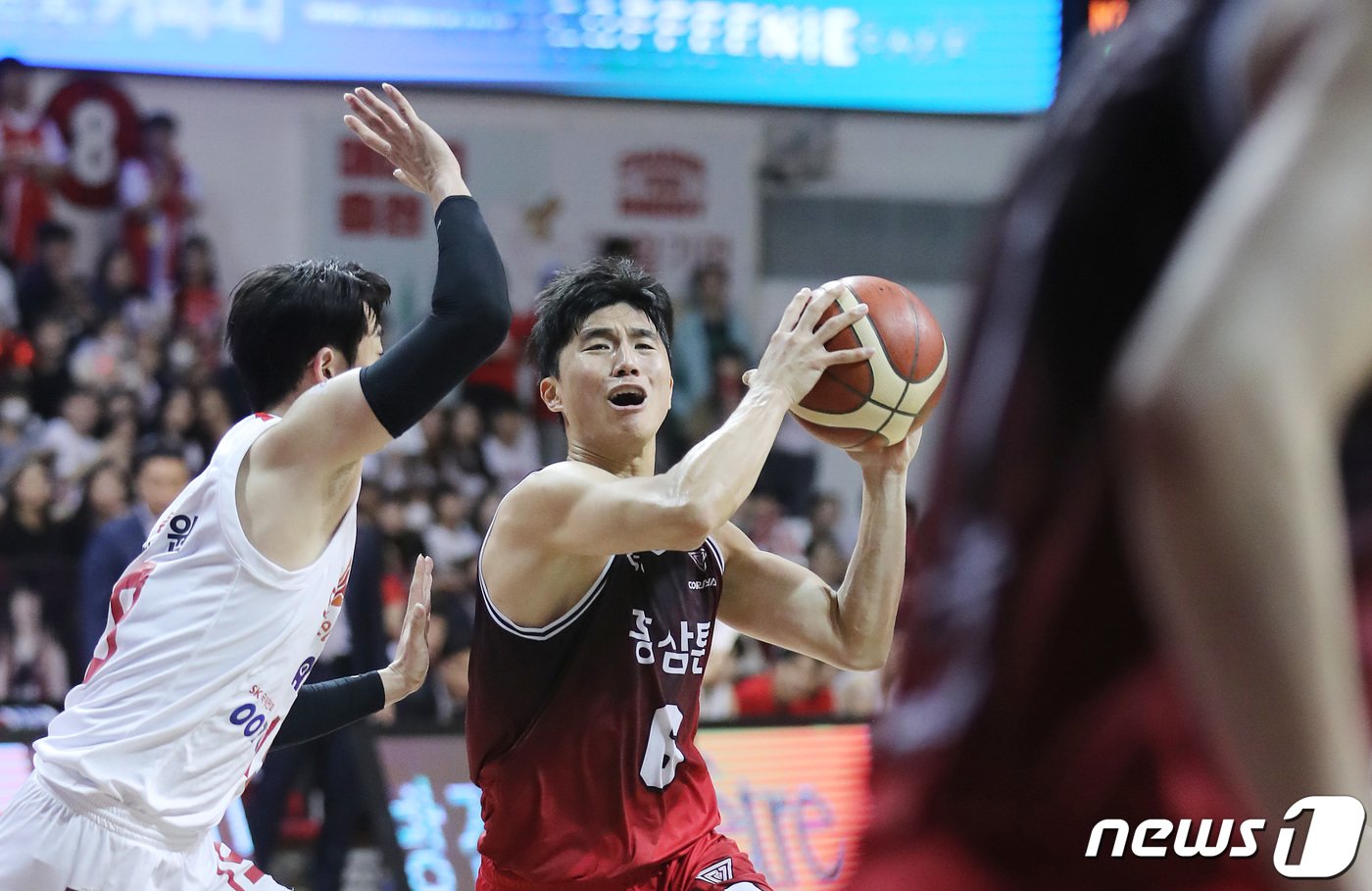 본문 이미지 - 7일 오후 경기도 안양시 동안구 안양실내체육관에서 열린 2022-2023 SKT 에이닷 프로농구 챔피언결정전 7차전 안양 KGC와 서울 SK와의 경기, 안양 박지훈이 돌파를 시도하고 있다. 2023.5.7/뉴스1 ⓒ News1 이재명 기자
