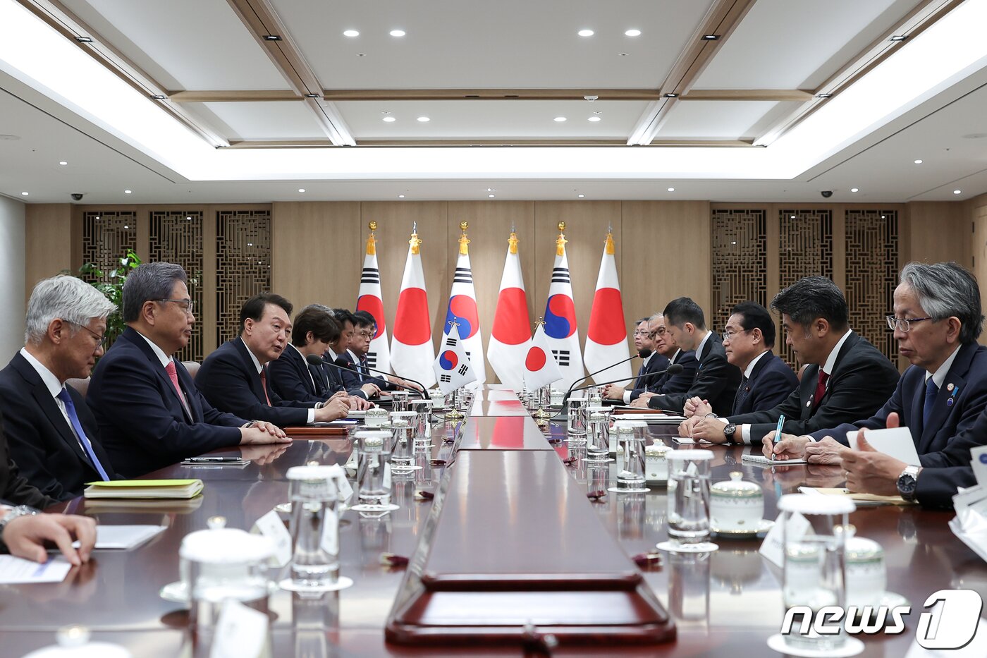 본문 이미지 - 윤석열 대통령과 기시다 후미오 일본 총리가 7일 서울 용산 대통령실 청사에서 확대 회담을 하고 있다. (대통령실 제공) 2023.5.7/뉴스1 ⓒ News1 오대일 기자