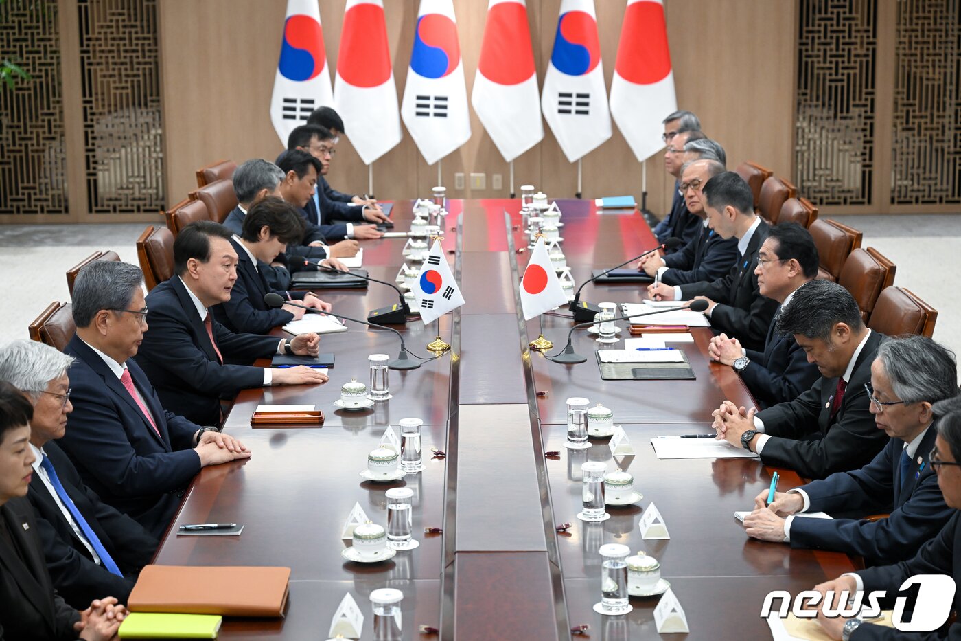 윤석열 대통령과 기시다 후미오 일본 총리가 지난 7일 서울 용산 대통령실 청사에서 확대 정상회담을 하고 있다. &#40;대통령실 제공&#41; 