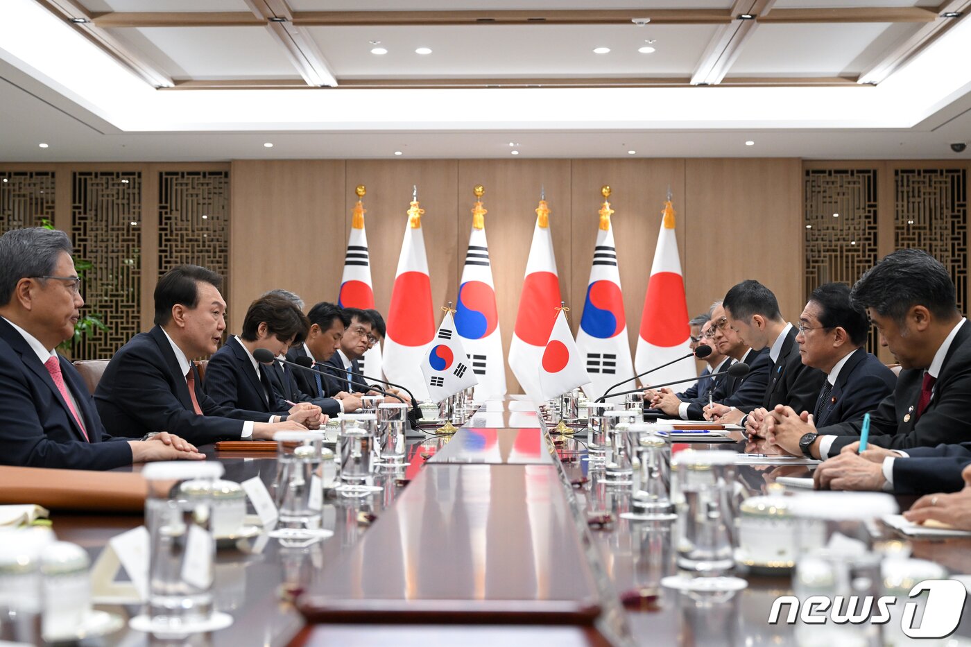 본문 이미지 - 윤석열 대통령과 기시다 후미오 일본 총리가 7일 서울 용산 대통령실 청사에서 확대 회담을 하고 있다. (대통령실 제공) 2023.5.7/뉴스1 ⓒ News1 오대일 기자