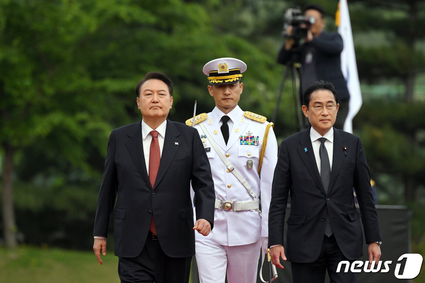 본문 이미지 - 윤석열 대통령이 7일 서울 용산 대통령실 청사에서 열린 공식 환영식에서 기시다 후미오 일본 총리와 나란히 걷고 있다. &#40;대통령실 제공&#41; 2023.5.7/뉴스1 ⓒ News1 오대일 기자