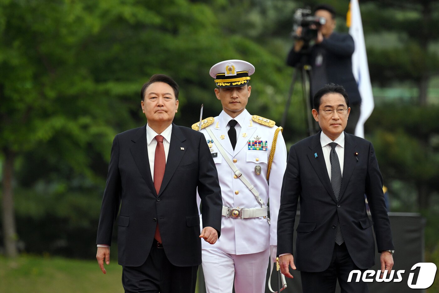 윤석열 대통령이 7일 서울 용산 대통령실 청사에서 열린 공식 환영식에서 기시다 후미오 일본 총리와 나란히 걷고 있다. &#40;대통령실 제공&#41; 2023.5.7/뉴스1 ⓒ News1 오대일 기자