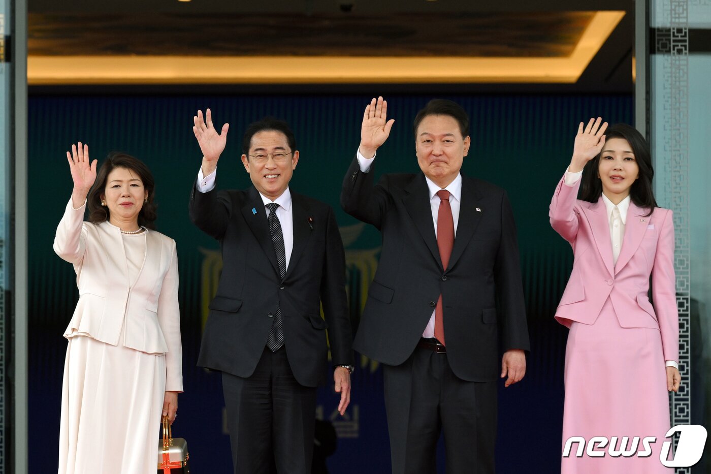 본문 이미지 - 윤석열 대통령과 김건희 여사가 7일 서울 용산 대통령실 청사에서 열린 공식 환영식에서 기시다 후미오 일본 총리, 유코 여사와 함께 손을 흔들며 인사하고 있다. &#40;대통령실 제공&#41; 2023.5.7/뉴스1 ⓒ News1 오대일 기자