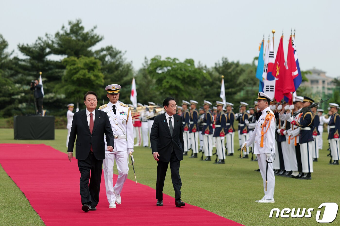 본문 이미지 - 윤석열 대통령과 기시다 후미오 일본 총리가 7일 서울 용산 대통령실 청사에서 열린 공식환영식에서 의장대를 사열하고 있다. (대통령실 제공) 2023.5.7/뉴스1 ⓒ News1 오대일 기자