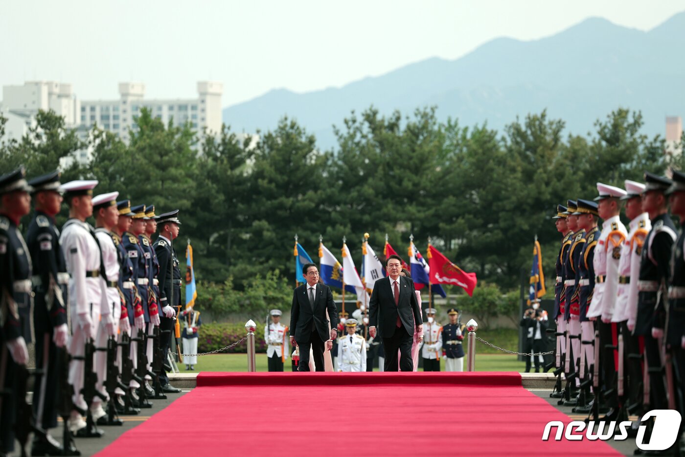 본문 이미지 - 윤석열 대통령과 기시다 후미오 일본 총리가 7일 서울 용산 대통령실 청사 잔디마당에서 열린 공식 환영식을 마친 후 나란히 이동하고 있다. (대통령실 제공) 2023.5.7/뉴스1 ⓒ News1 오대일 기자