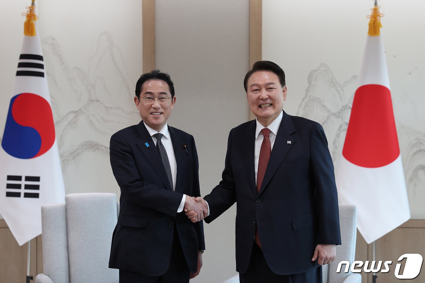 본문 이미지 - 윤석열 대통령과 기시다 후미오 일본 총리가 7일 서울 용산 대통령실 청사에서 열린 소인수 회담에서 기념촬영을 하고 있다. (대통령실 제공) 2023.5.7/뉴스1 ⓒ News1 오대일 기자
